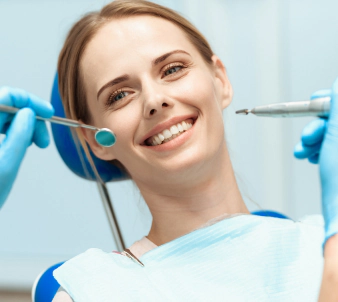 Welche Materialien werden bei der Implantatbehandlung verwendet?